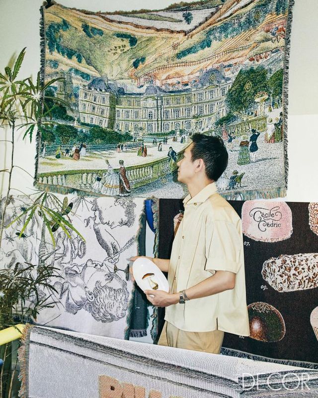 클래식한 버섯 일러스트레이션이 인상적인 그릇을 들고 있는 김상완 대표.