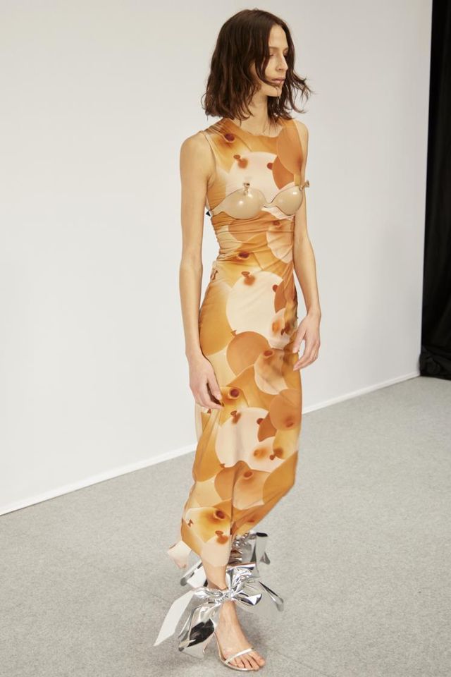 앞면에 오버사이즈 실버 리본 장식의 힐은 1백30만원, LOEWE