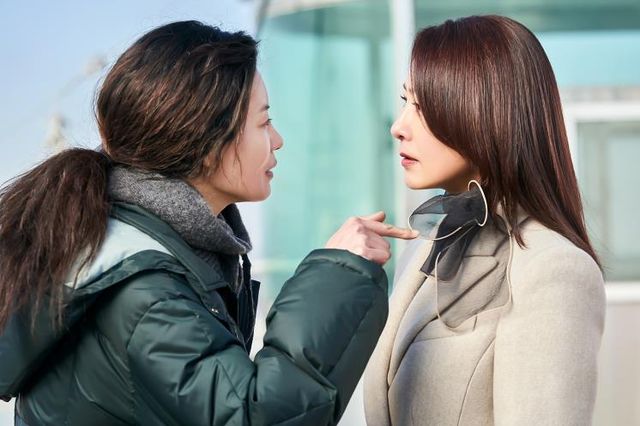 캡션: 김희애, 문소리 배우가 출연한 넷플릭스 오리지널 〈퀸메이커〉