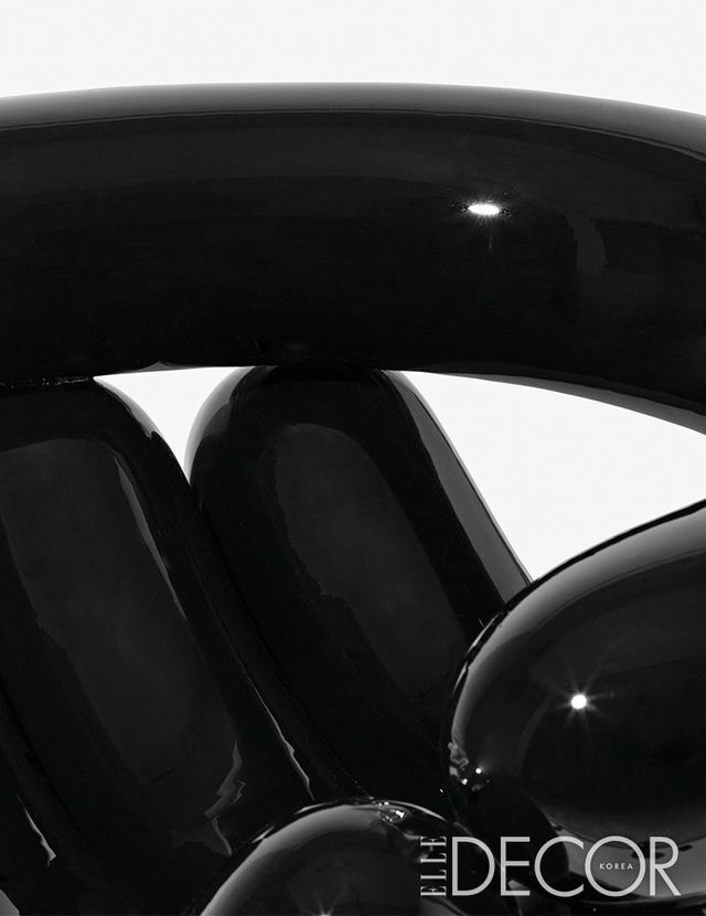 풍선일까, 유리일까. 다양한 색과 형태로 완성되는 ‘Blowing’ 시리즈는 풍선을 불어 형태를 잡고 에폭시 레진을 여러 번 발라 완성한다.