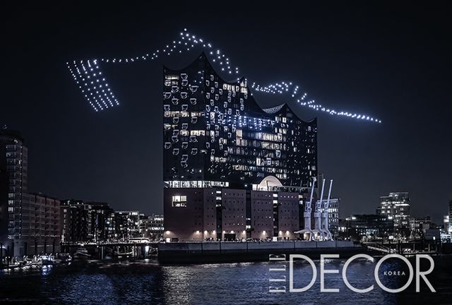 함부르크의 엘프필하모니(Elbphilharmonie) 5주년을 기념해 수백 개의 조명 드론이 화려한 공연을 펼쳤다.