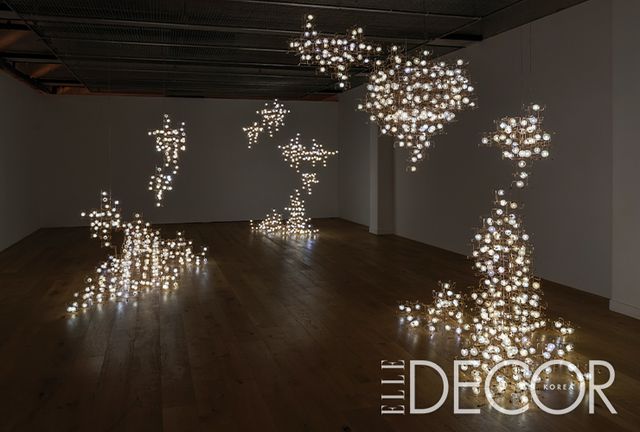 현대카드 스토리지 전시에서 만날 수 있는 ‘프래질 퓨처(Fragile Future)’는 민들레꽃 블록을 더해 만든 대표 작품.