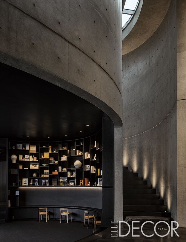 연면적 약 675㎡의 크지 않은 미술관이지만 계단과 복도 등의 동선에 따라 천천히 걸으면 느껴지는 묘미가 있다. 미술관 경험은 2층에 있는 세 개의 전시실에서 시작된다.