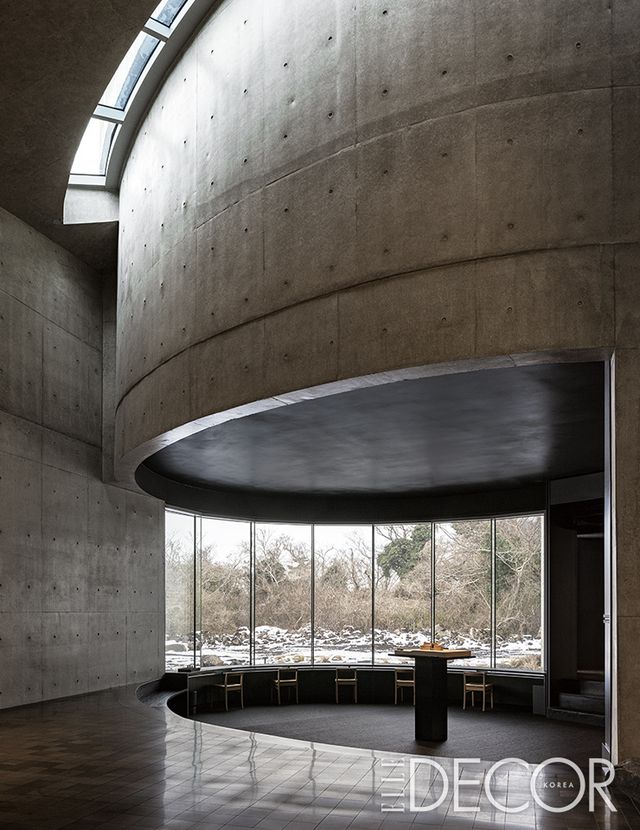이타미 준의 1975년 작인 ‘먹의 집’을 연상케 하는 내부. 원형 공간은 고요한 시간을 보낼 수 있는 라이브러리다.