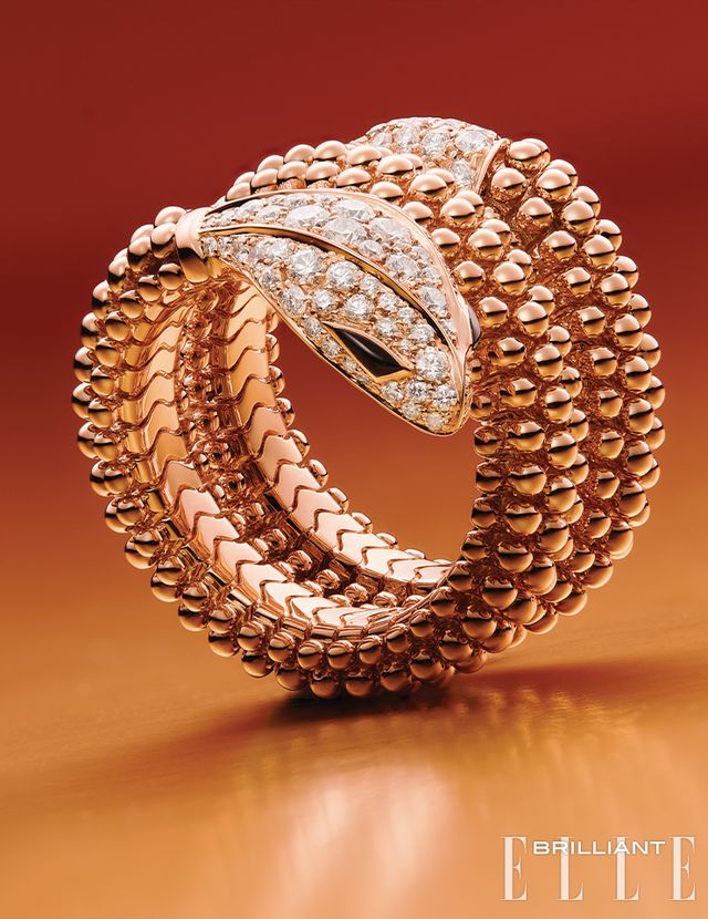8K 로즈 골드에 다이아몬드, 오닉스로 디테일을 구현한 뱀 형상의 ‘세르펜티’ 링은 2천2백90만원 BVLGARI.