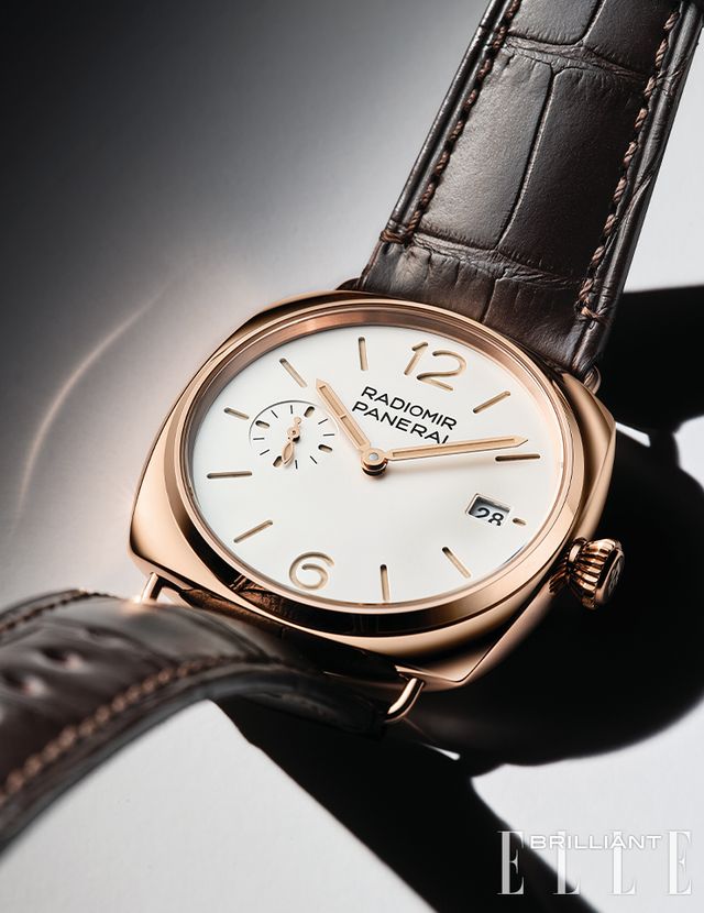 화이트 선-브러시드 다이얼과 아이코닉한 골드테크 케이스, 매트한 브라운 악어가죽 스트랩으로 이루어진 클래식한 디자인의 40mm ‘라미오미르 쿼란타’ 워치는 2천4백만원 PANERAI.