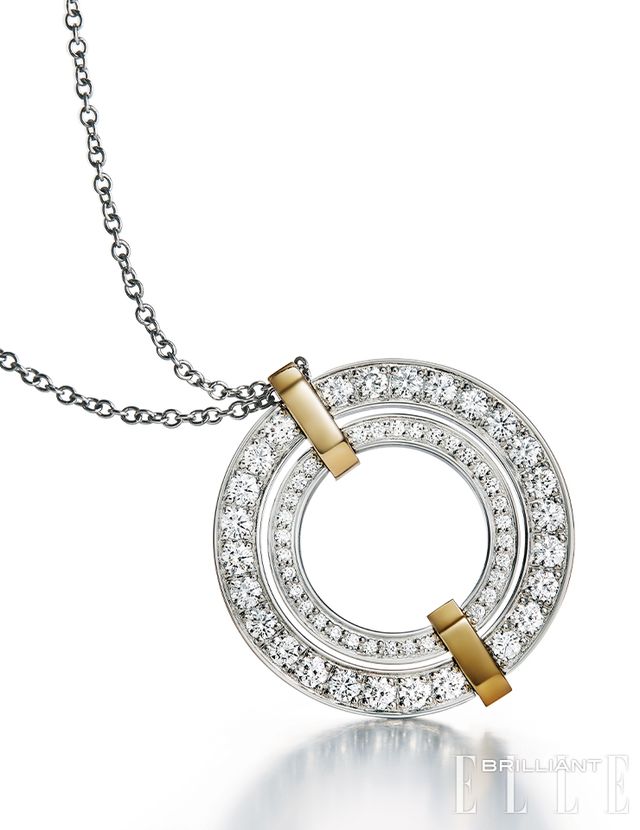 빼곡하게 세팅된 라운드 다이아몬드와 18K 옐로 골드 디테일이 조화를 이루는 ‘티파니 엣지 서클 펜던트’ 네크리스는 가격 미정 TIFFANY amp; CO.