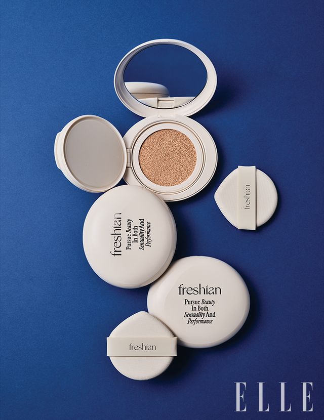 에그라이크 쿠션, 여러 번 덧발라도 얇게 레이어링돼 들뜸 없이 잡티를 자연스럽게 커버해준다. 12g, 3만5천원 Freshian.