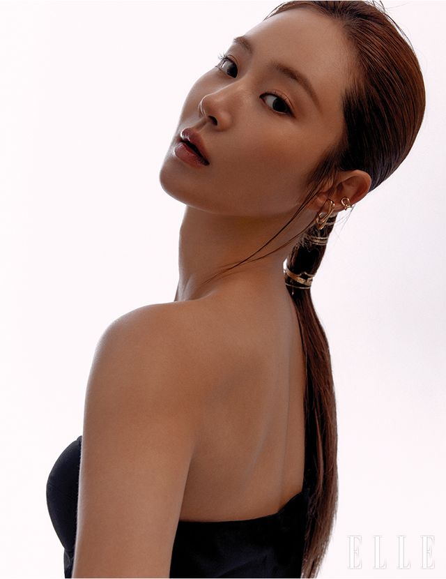 귀 아래쪽 이어 커프는 Jealousy. 귓바퀴 이어 커프는 Ilyand.