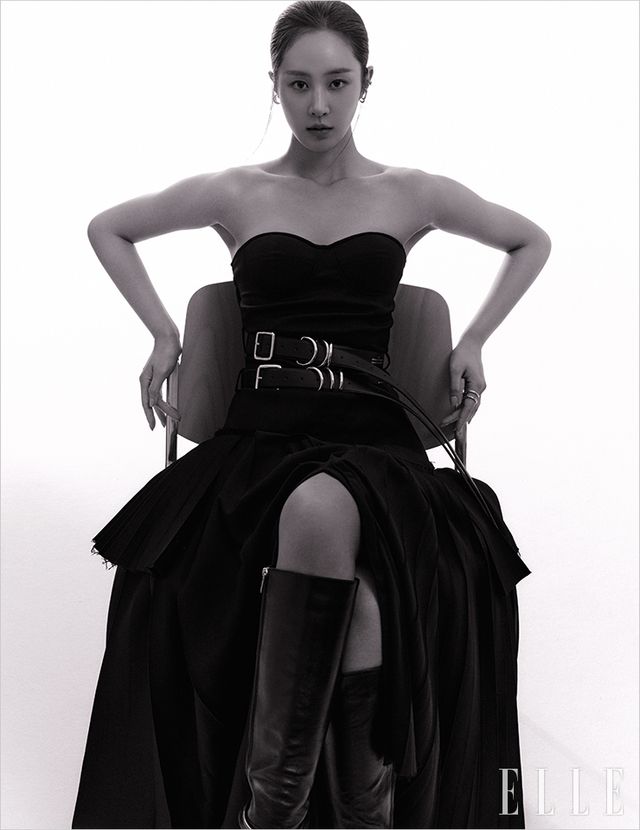 드레스는 Rokh. 부츠는 Jimmy Choo. 귀 아래쪽 이어 커프는 Jealousy. 귓바퀴 이어 커프는 Ilyand. 왼손 검지 링은 Sentiments.