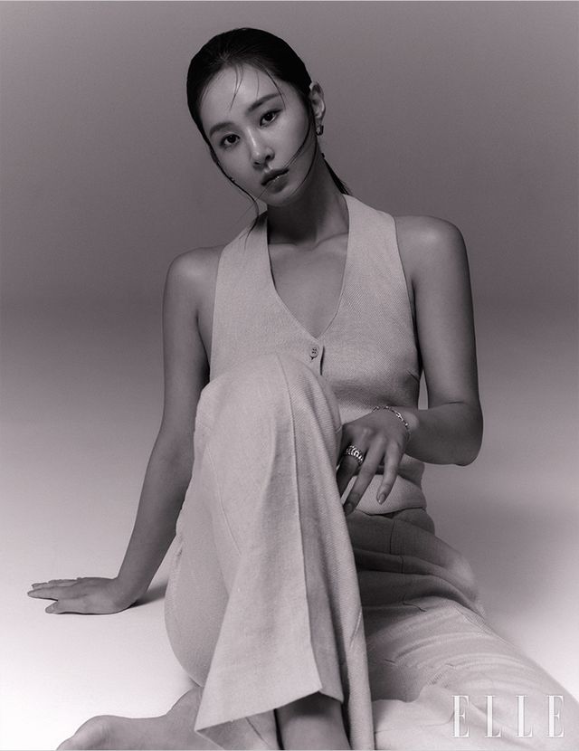 베스트 톱과 팬츠는 모두 The Ballon. 이어링은 Numbering. 브레이슬릿은 Joy Gryson. 중지 링은 Kvk.