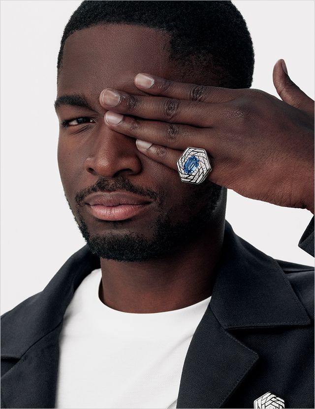 블루 필로스 링을 착용한 스테판 바크. 