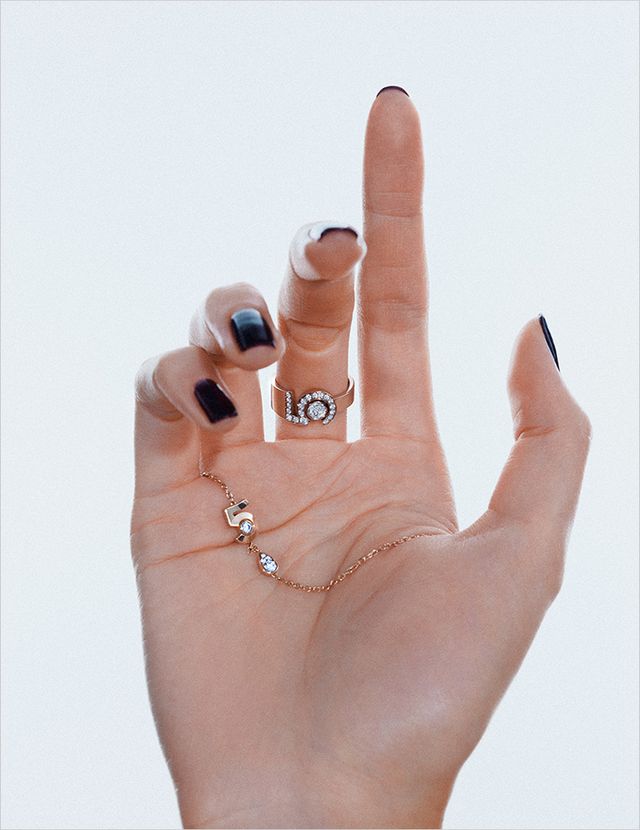 18K 베이지 골드를 베이스로 숫자 5 위에 다이아몬드를 세팅한 ETERNAL Ndeg;5 링, 18K 베이지 골드에 다이아몬드를 세팅한 EXTRAIT DE Ndeg;5 브레이슬릿은 모두 Chanel Fine Jewelry.