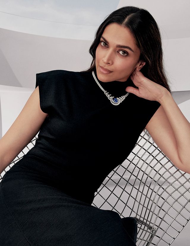 사마 네크리스를 착용한 디피카 파두콘.