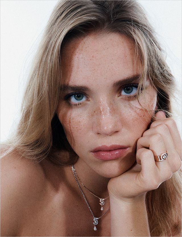 18K 베이지 골드에 라운드 컷 다이아몬드를 세팅한 ETERNAL Ndeg;5 링, 18K 베이지 골드와 다이아몬드가 어우러진 ETERNAL Ndeg;5 네크리스, 18K 화이트 골드와 다이아몬드가 어우러진 ETERNAL Ndeg;5 네크리스는 모두 Chanel Fine Jewelry. 