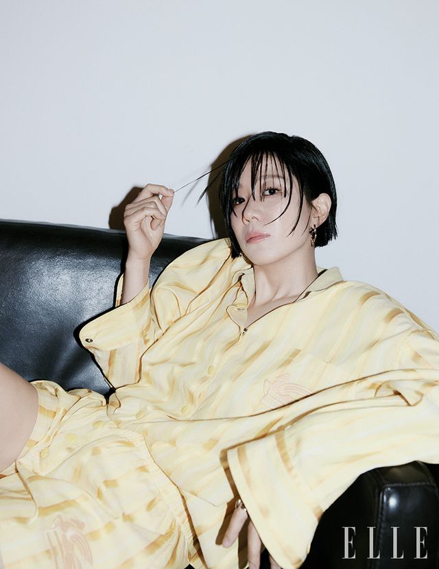 투피스는 Etro. 이어링은 Blackmuse. 링은 Invisible-collage. 