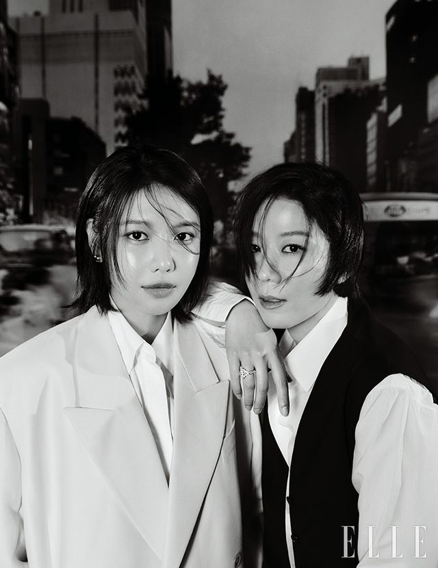 최수영이 입은 코트와 셔츠는 모두 The Row. 이어링은 Portrait Report. 전혜진이 입은 셔츠와 베스트는 모두 The Row. 링은 Vokchoi. 