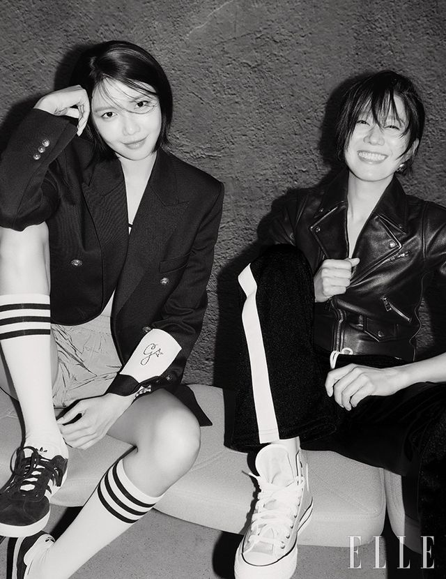 최수영이 입은 재킷은 Golden Goose. 톱은 Loewe. 팬츠는 Ganni by Beaker. 슈즈는 Adidas. 전혜진이 입은 재킷과 팬츠는 모두 Loewe. 이어링은 Zara. 스니커즈는 Converse. 
