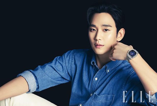 새로운 디자인으로 돌아온 멀티포트 컬렉션. 모서리를 라운드 처리한 정사각형 TV 셰이프의 멀티포트 TV 빅 데이트는 그래디언트 다이얼, 12시 방향에 자리한 커다란 날짜창이 특징이다. 또한 슈퍼 루미노바 마감처리로 가독성을 높였다. 1백58만원, Mido.