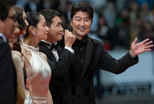 영화 〈거미집〉의 크루들. 어느덧 여덟번째 칸을 찾은 송강호의 표정이 밝다.