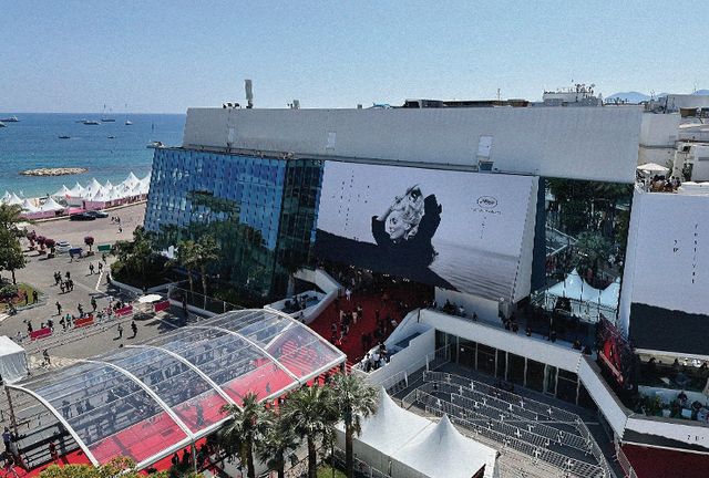 카트린 드뇌브의 초상이 눈에 들어오는 레드 카펫 전경.