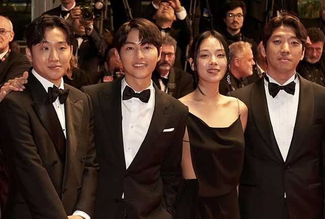 레드 카펫에 올라선 〈화란〉의 주인공들. 배우 홍사빈과 송중기, 김형서(비비) 그리고 김창훈 감독. 