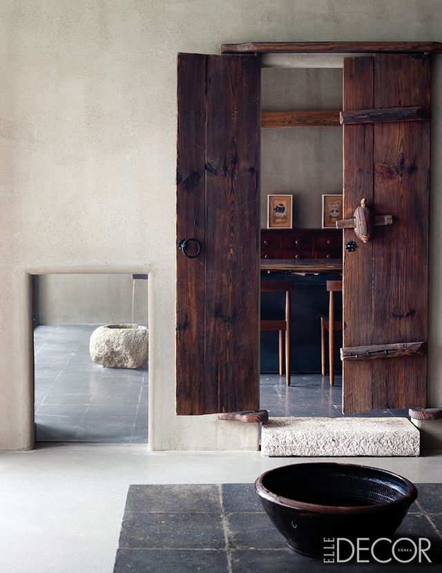 두수고방 정관스님의 부엌. 옛날 한옥에서 쓰던 문을 가져와 경첩을 직접 디자인해 현대 감성으로 재해석했다. 부엌 문 앞에는 동선에 물리적인 시간을 확보하기 위해 디딤돌을 놓았다.