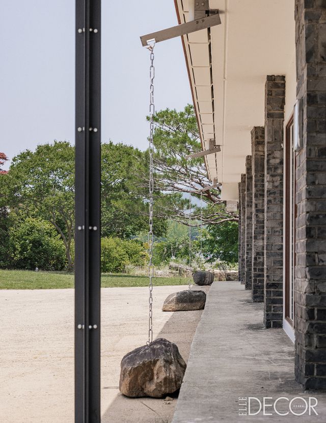 비 올 때마다 지붕에서 떨어진 물이 창으로 튀어 불편한 부분을 개선하기 위해 만든 물동이는 공간의 멋스러운 부분이 됐다. 사슬은 금속작가 이윤정의 작품. 