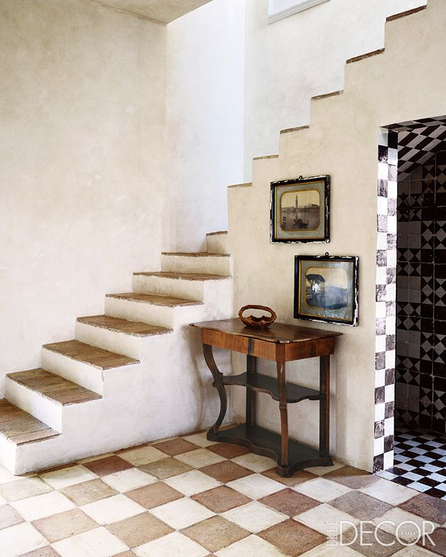 바둑판 패턴의 테라코타와 입구의 나폴리탄 리졸레는 수공예 타일을 복원해 배치했다.