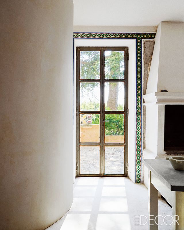 한적한 주방 풍경. 손으로 칠한 나폴리탄 마요르카 타일로 벽면을 장식했다.