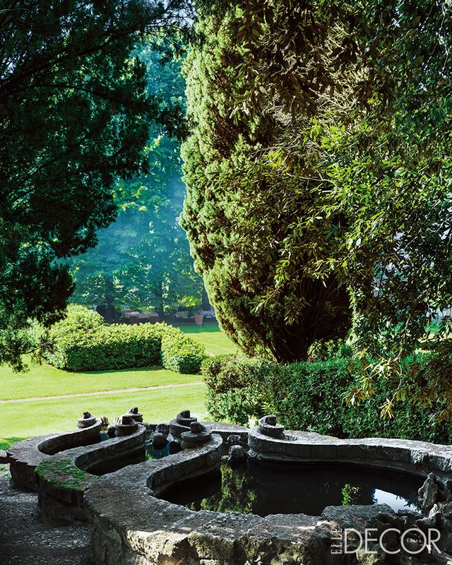 거대한 정원은 건축가 라파엘레 데 비코의 상징적인 조경이다.