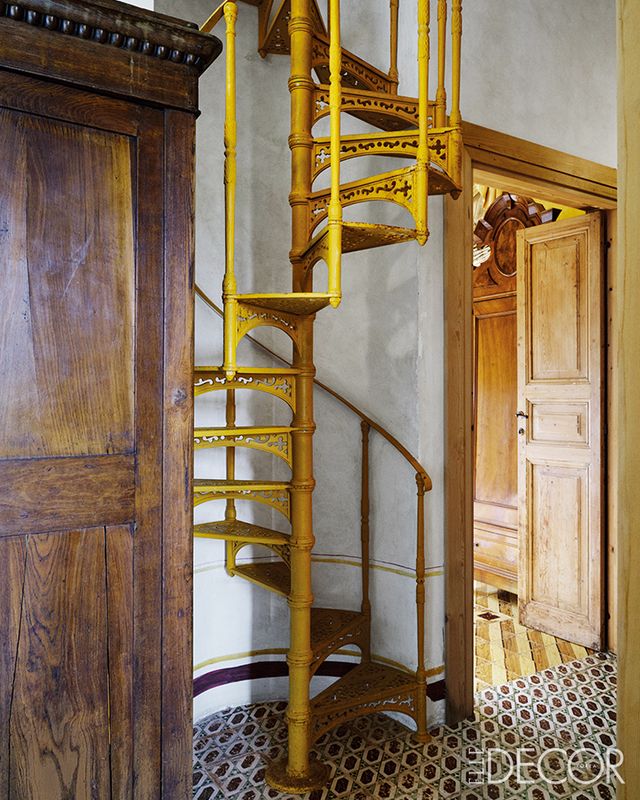 노란색의 주철 계단은 2층에서 최고층으로 이어진다. 