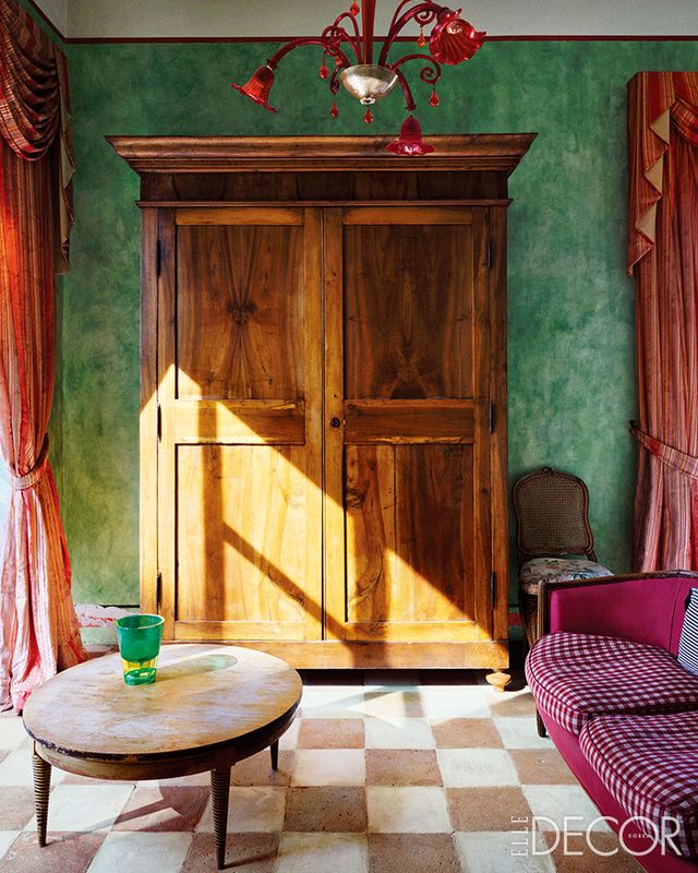 서재의 빈티지 콘솔을 칠하기 위해 예술가 사이 트웜블리(Cy Twombly)에게 받은 시멘트 베이스를 사용했다. 샹들리에는 1890년대에 무라노에서 만든 작품.