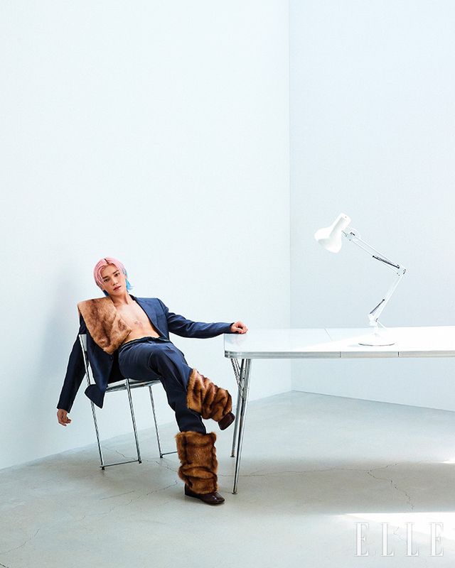 실크 트윌 테일러드 재킷과 팬츠, 페이크 퍼 레더 니 부츠와 어깨에 레이어드한 스누드는 모두 Loewe.