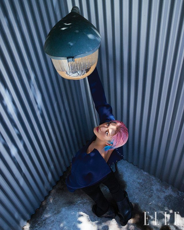 오픈 백 스웨터와 블랙 레깅스, 램스킨 토이 니 부츠는 모두 Loewe.