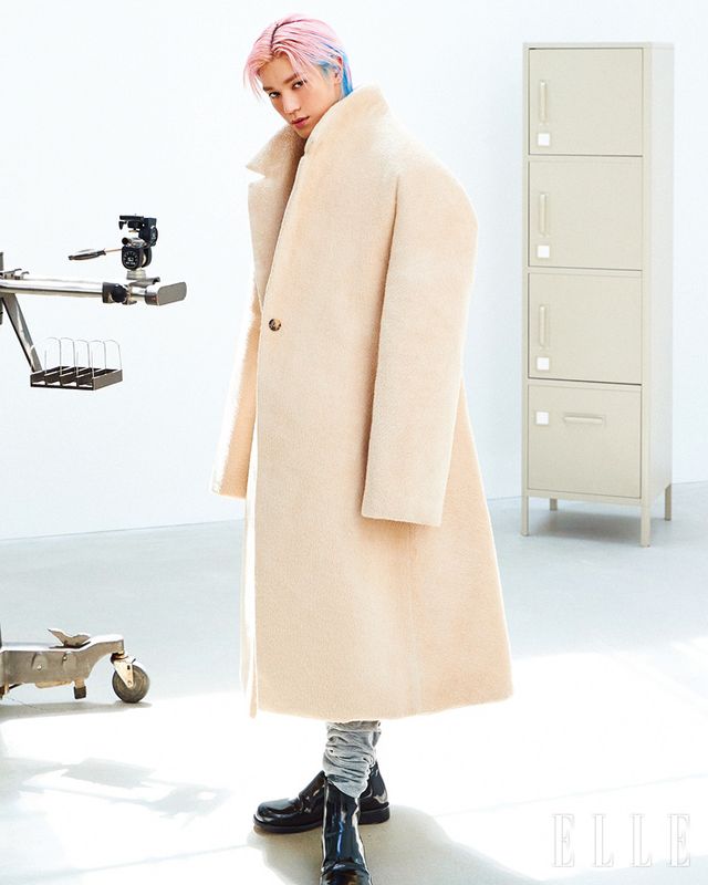 아이보리 컬러 몰디드 코트와 울 저지 레깅스, 테라 첼시 부츠는 모두 Loewe.