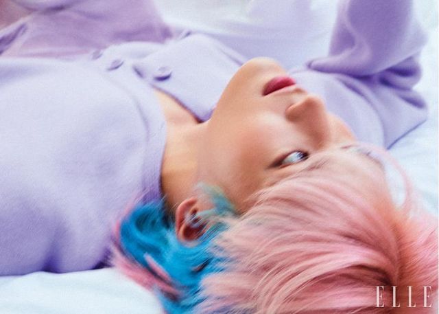 라이트 라일락 카디건과 애너그램 쇼츠는 Loewe.