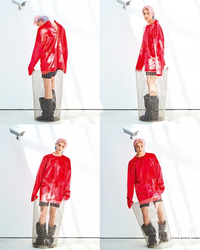 레드 톱과 쇼츠, 토이 니 부츠는 모두 Loewe.