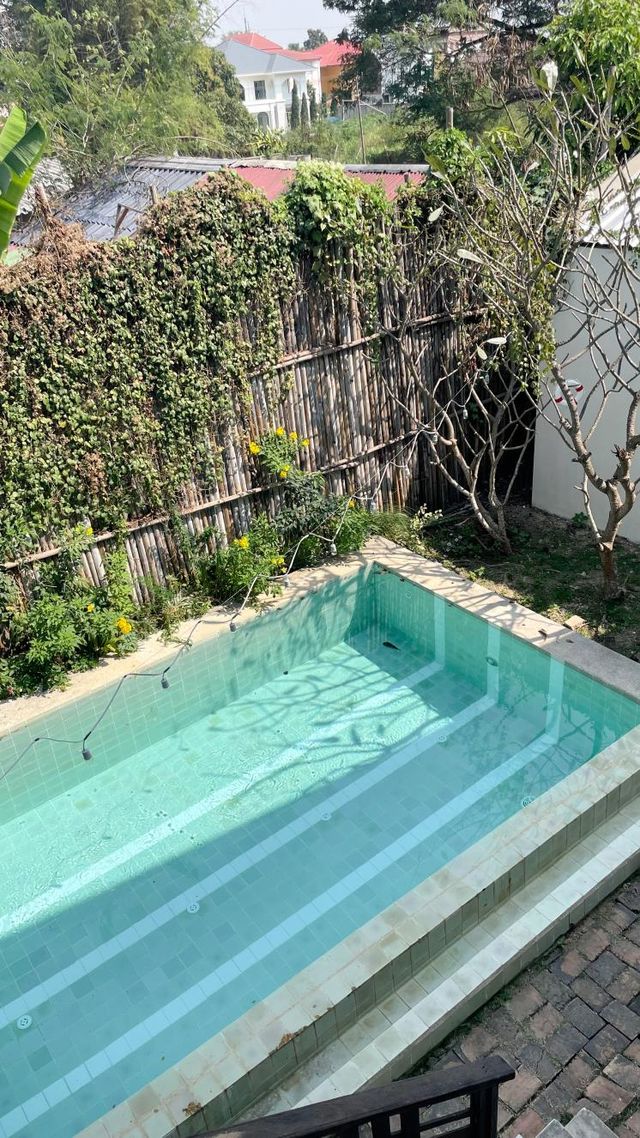 이너프 포 라이프 스테이 안의 작은 수영장. 