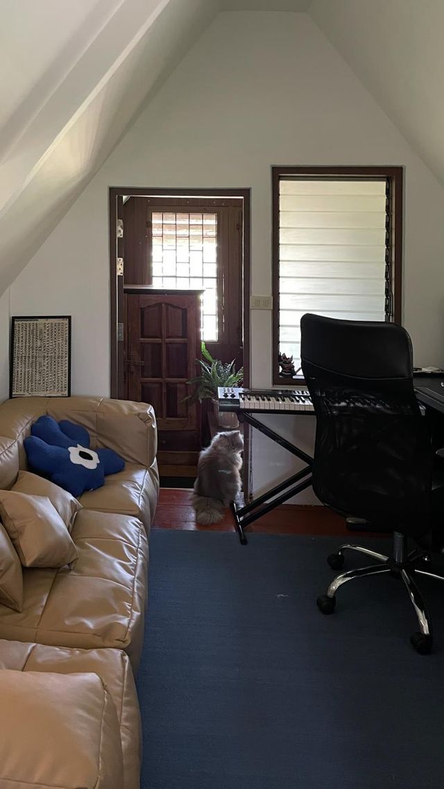 남편의 음악 작업실. 