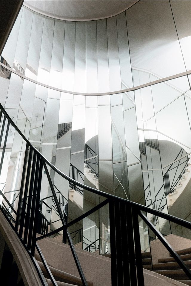 ‘31 LE ROUGE’의 투명한 글라스 케이스는 깡봉가 31번지에 있는 아르데코 계단에 늘어선 거울에서 영감을 받았다.