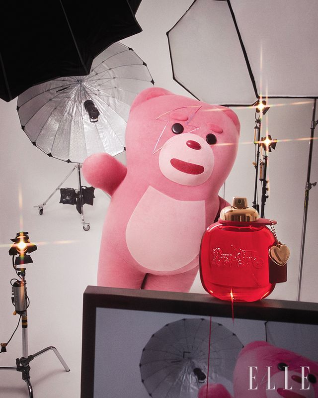 사랑의 독특한 본질을 플로럴 프루티 향으로 레이어드해 역동적인 향을 완성한 향수 ‘코치 러브’는 EDP 90ml, 13만6천원, Coach.