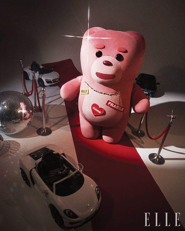 메탈 이어링은 1백60만원대, Alexander McQueen. 목걸이로 연출한 멀티 장식의 벨트는 가격 미정, Dolce amp; Gabbana. 골드 체인 백은 가격 미정, Celine by Hedi Slimane.