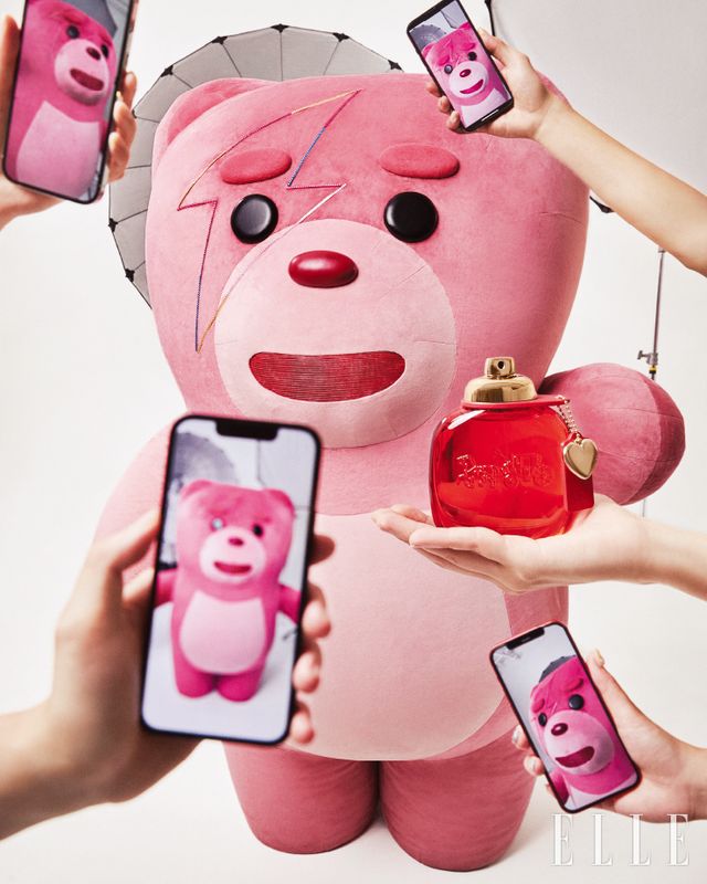 와일드 스트로베리와 과즙미 넘치는 만다린의 생동감, 벨벳 로즈와 재스민 삼박의 풍부함, 시더우드와 앰버의 따듯한 향이 어우러진 향수 ‘코치 러브’는 EDP 90ml, 13만6천원, Coach.