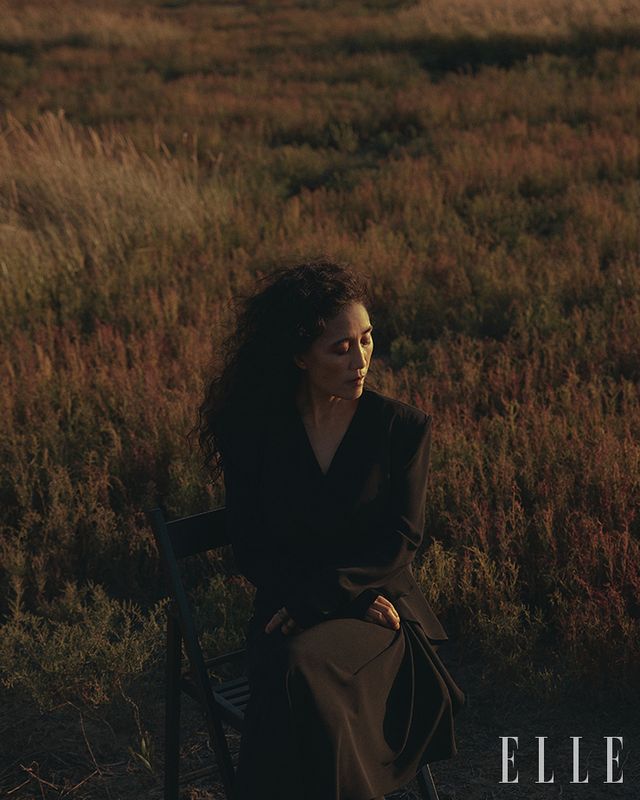 가을을 맞아 분홍색으로 변모 중인 칠면초 틈새로 황윤 감독이 앉았다.