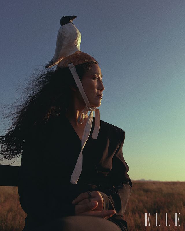  직접 가져온 검은머리갈매기 모자를 쓴 황윤 감독. 번식기에만 머리가 까매지는 이 갈매기는 감독의 ‘최애새’다.