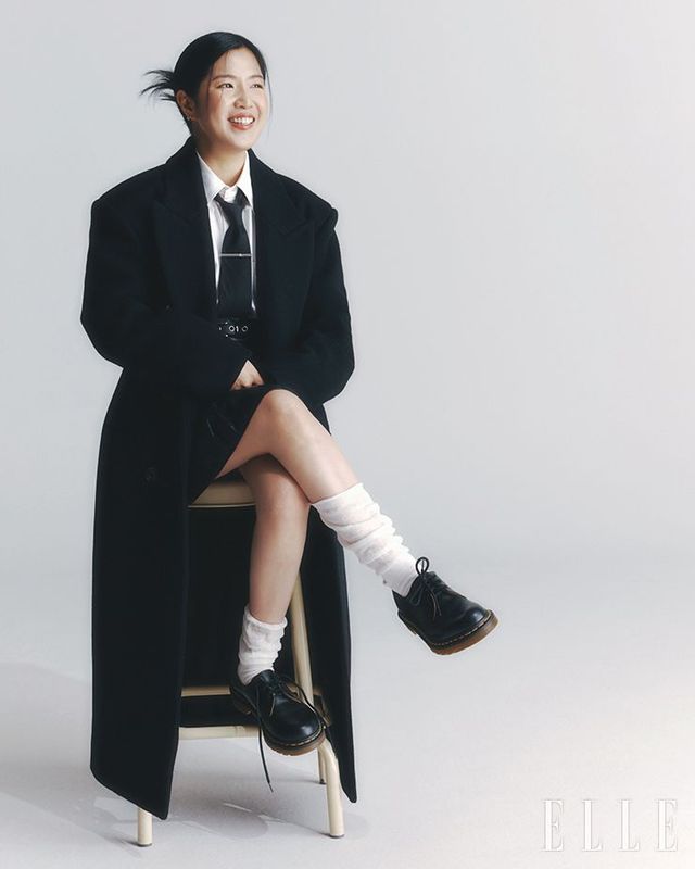  코트는 Max Mara. 스커트는 Courregrave;ges. 슈즈는 Dr. Martens. 셔츠와 타이, 타이 핀, 링 벨트와 삭스는 모두 스타일리스트 소장품.