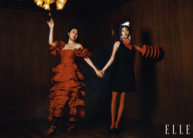  라미란이 입은 드레스는 amp; Other Stories. 진주 네크리스는 Vivien Westwood. 링은 모두 YLYL. 레드 슈즈는 Repetto. 박영주가 입은 미니드레스와 슈즈는 모두 amp; Other Stories. 레드 스카프는 Sulvam by Adekuver. 레드 글러브는 Sunwoo. 스타킹은 스타일리스트 소장품. 