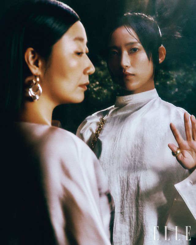 라미란이 입은 화이트 원피스는 Loewe. 이어링은 Hamp;M. 박영주가 입은 화이트 원피스는 Loewe. 골드 링은 Sentiments.