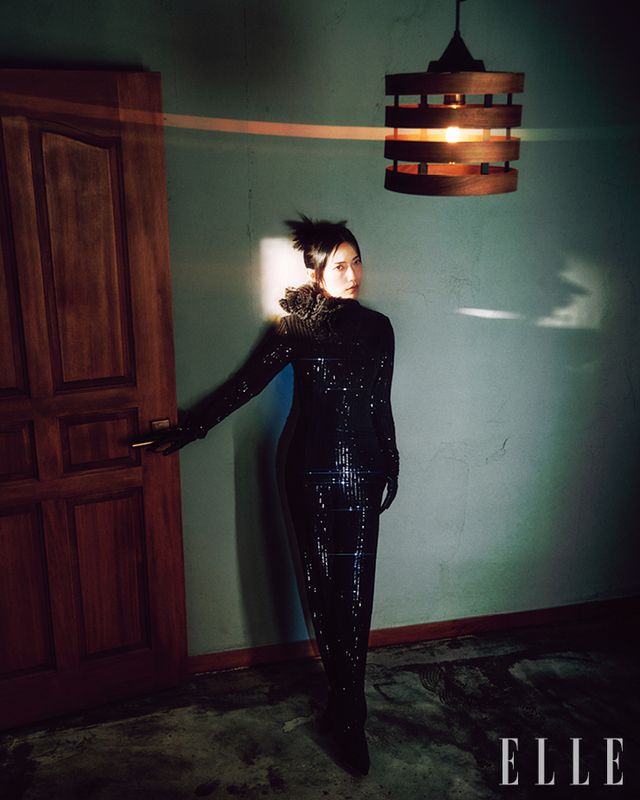  블랙 수트 세트업과 점프수트는 모두 Michael Michael Kors. 레더 글러브는 Hamp;M. 슈즈는 Staccato. 